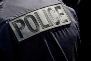 França: Mulher arranca parte da língua do marido com beijo e o atropela