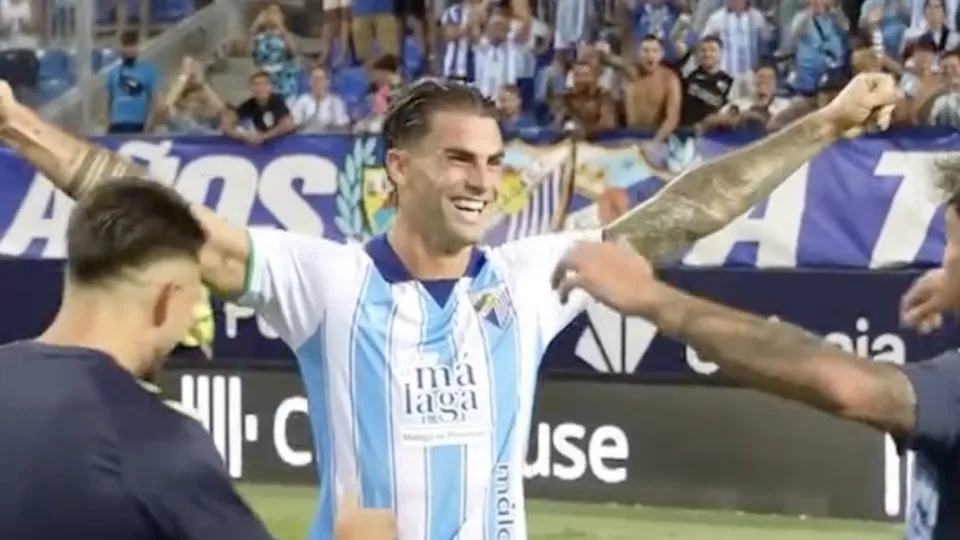 Fulham abandona campo, técnico é expulso e Málaga fica com troféu