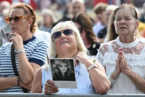 Funeral da cantora Bonnie Tyler reúne uma multidão emocionada no País de Gales
