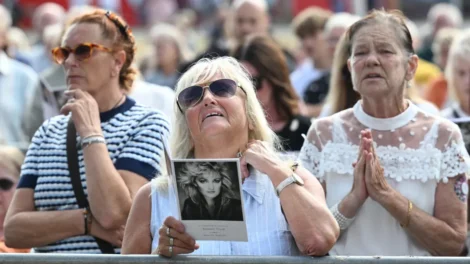 Funeral da cantora Bonnie Tyler reúne uma multidão emocionada no País de Gales