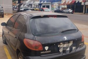 GCM de Maringá localiza veículo furtado estacionado na Avenida Brasil
