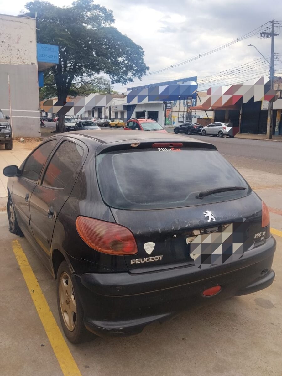GCM de Maringá localiza veículo furtado estacionado na Avenida Brasil