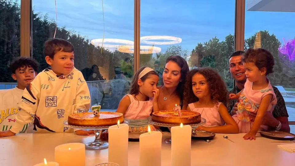 Georgina teria adotado os três filhos mais velhos de Cristiano Ronaldo