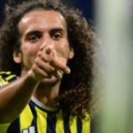 Gestos obscenos de ex-Arsenal à torcida do Lyon terminam em briga; veja