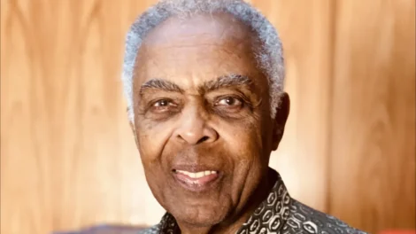 Gilberto Gil fica preso em elevador e é salvo por bombeiros