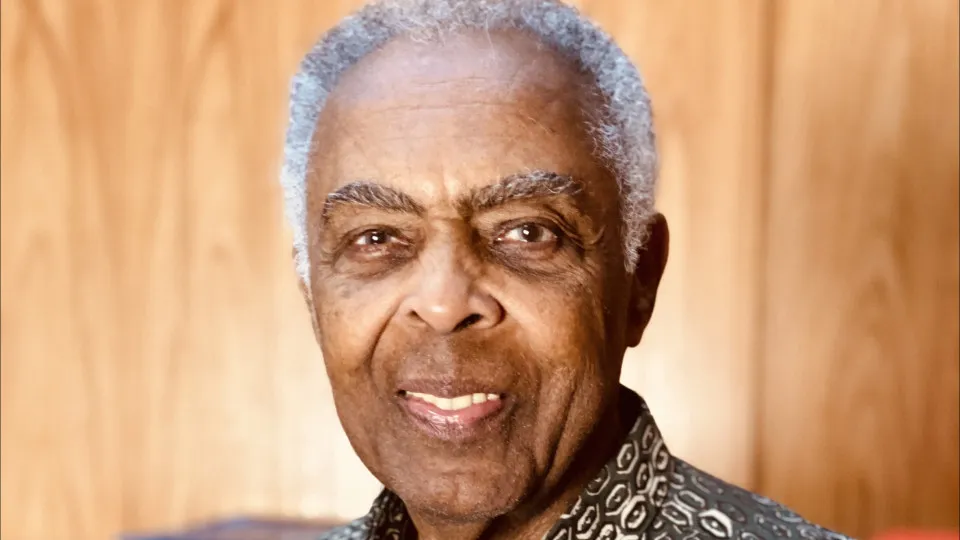Gilberto Gil fica preso em elevador e é salvo por bombeiros