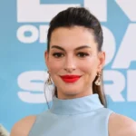 Grávida, Anne Hathaway exibe barriguinha em estreia de 'O Fim da Rua'