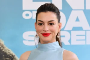 Grávida, Anne Hathaway exibe barriguinha em estreia de 'O Fim da Rua'