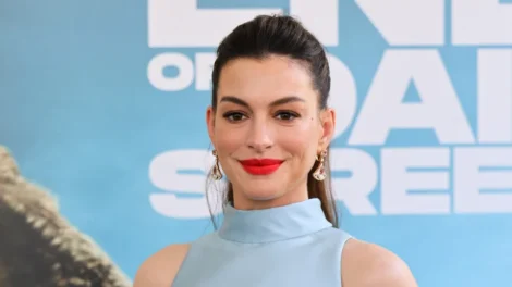 Grávida, Anne Hathaway exibe barriguinha em estreia de 'O Fim da Rua'