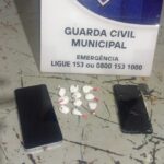 Guarda Municipal prende homem escondendo cocaína em caixa de doces, em Sarandi