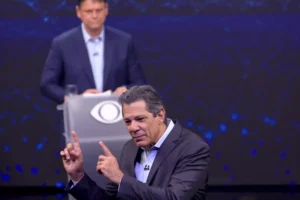 Há crise de sarampo porque a turma do Tarcísio fala mal de vacina nas redes, diz Haddad