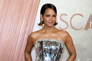 Halle Berry celebra 60 anos com fotos sensuais em viagem às Ilhas Fiji