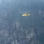 Helicóptero atinge cabos de teleférico, explode no ar e mata dois; vídeo