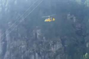 Helicóptero atinge cabos de teleférico, explode no ar e mata dois; vídeo
