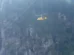 Helicóptero atinge cabos de teleférico, explode no ar e mata dois; vídeo