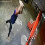Homem usa pedra para tentar invadir loja, é contido por popular e acaba preso
