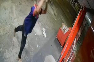 Homem usa pedra para tentar invadir loja, é contido por popular e acaba preso