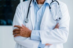 Hospital Universitário da UEM abre credenciamento para profissionais da saúde com salários de até R$ 23,6 mil