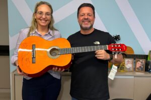 Hospital da Criança de Maringá recebe doação recorde de cinco toneladas de alimentos e violão autografado por Luan Santana