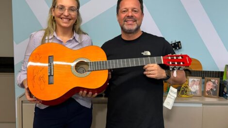 Hospital da Criança de Maringá recebe doação recorde de cinco toneladas de alimentos e violão autografado por Luan Santana