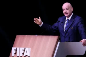 Infantino bancou curso, promoveu e demitiu suposta amante