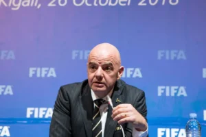 Infantino vive crise inédita e vê clima de 'eleição antecipada' na Fifa