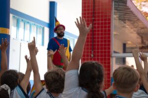 'João Sinaleiro' usa teatro para levar educação no trânsito para crianças dos CMEIs de Maringá