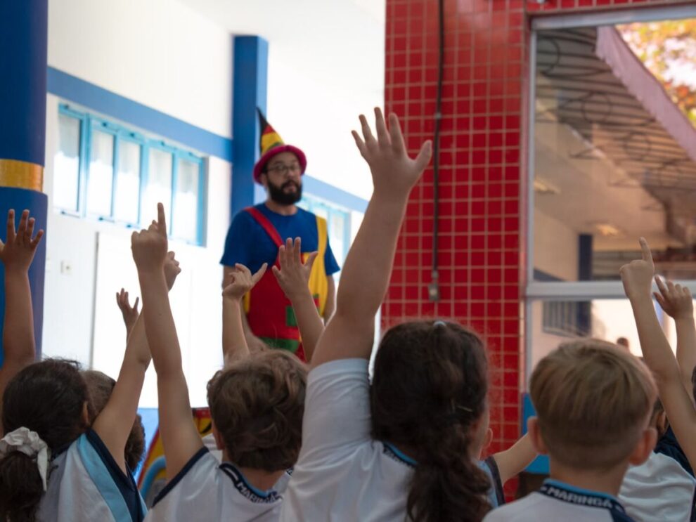 'João Sinaleiro' usa teatro para levar educação no trânsito para crianças dos CMEIs de Maringá