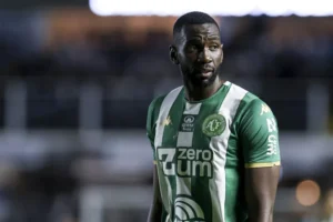 Jogador da Chapecoense é internado com lesão no pâncreas após enfrentar Cruzeiro