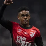 Jogador do Athletico-PR é condenado a 13 anos por estupro em 1ª instância
