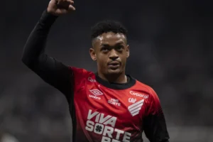 Jogador do Athletico-PR é condenado a 13 anos por estupro em 1ª instância