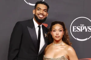 Jordyn Woods e astro da NBA se casam em Malibu com famosos na lista