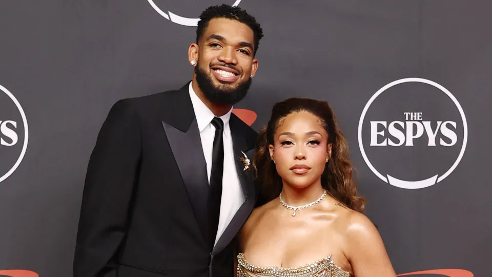 Jordyn Woods e astro da NBA se casam em Malibu com famosos na lista