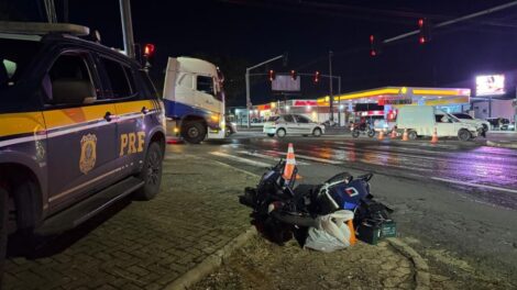 Jovem de 18 anos fica gravemente ferida após colisão entre scooter elétrica e fiorino em Maringá