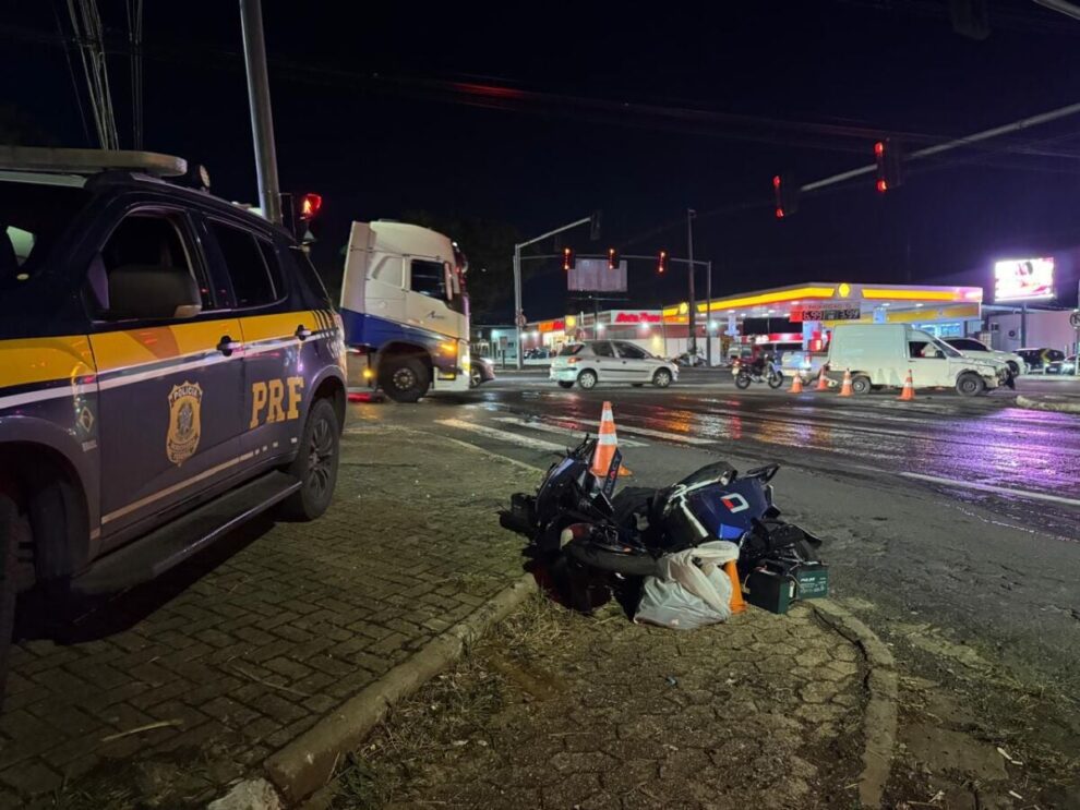 Jovem de 18 anos fica gravemente ferida após colisão entre scooter elétrica e fiorino em Maringá