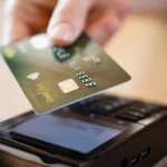Juro médio do rotativo do cartão de crédito cai a 436,2% ao ano em julho, afirma BC