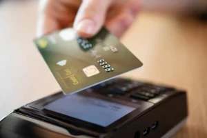 Juro médio do rotativo do cartão de crédito cai a 436,2% ao ano em julho, afirma BC