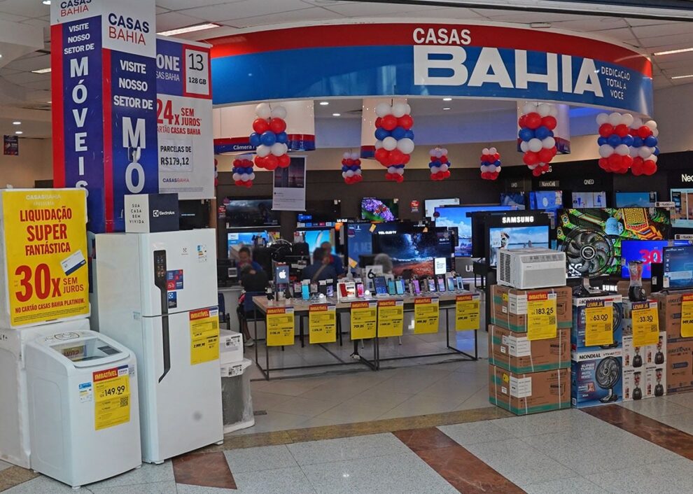 Justiça suspende demissões nas Casas Bahia e manda empresa restabelecer contratos de trabalhadores
