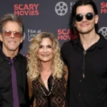 Kevin Bacon posa com a família na première de filme feito pelos quatro