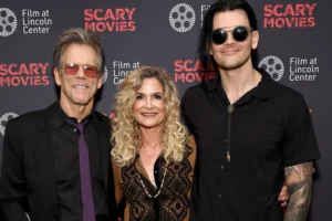 Kevin Bacon posa com a família na première de filme feito pelos quatro