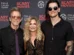 Kevin Bacon posa com a família na première de filme feito pelos quatro