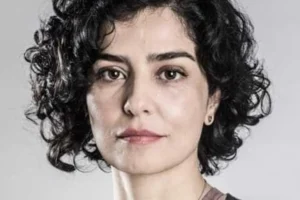 Letícia Sabatella reencontra cão após decisão da Justiça do Rio