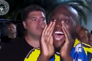 Lukaku troca Napoli pelo Fenerbahçe e é recebido com festa em Istambul