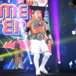 Lutador de wrestling Yujiro Kushida cai no golpe da fruta em visita ao Mercadão de SP