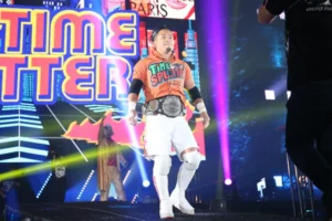 Lutador de wrestling Yujiro Kushida cai no golpe da fruta em visita ao Mercadão de SP