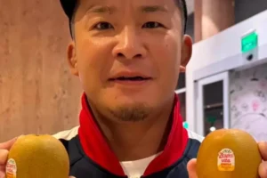 Lutador japonês leva 'golpe da fruta' e paga R$ 95 por dois kiwis em SP