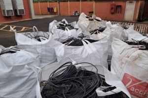 Mais de 17 toneladas de sucata de fiação são removidas de postes de Maringá