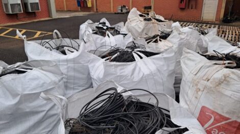 Mais de 17 toneladas de sucata de fiação são removidas de postes de Maringá