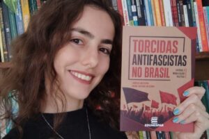 Maringaense transforma pesquisa com 1,4 mil publicações de torcidas antifascistas em livro