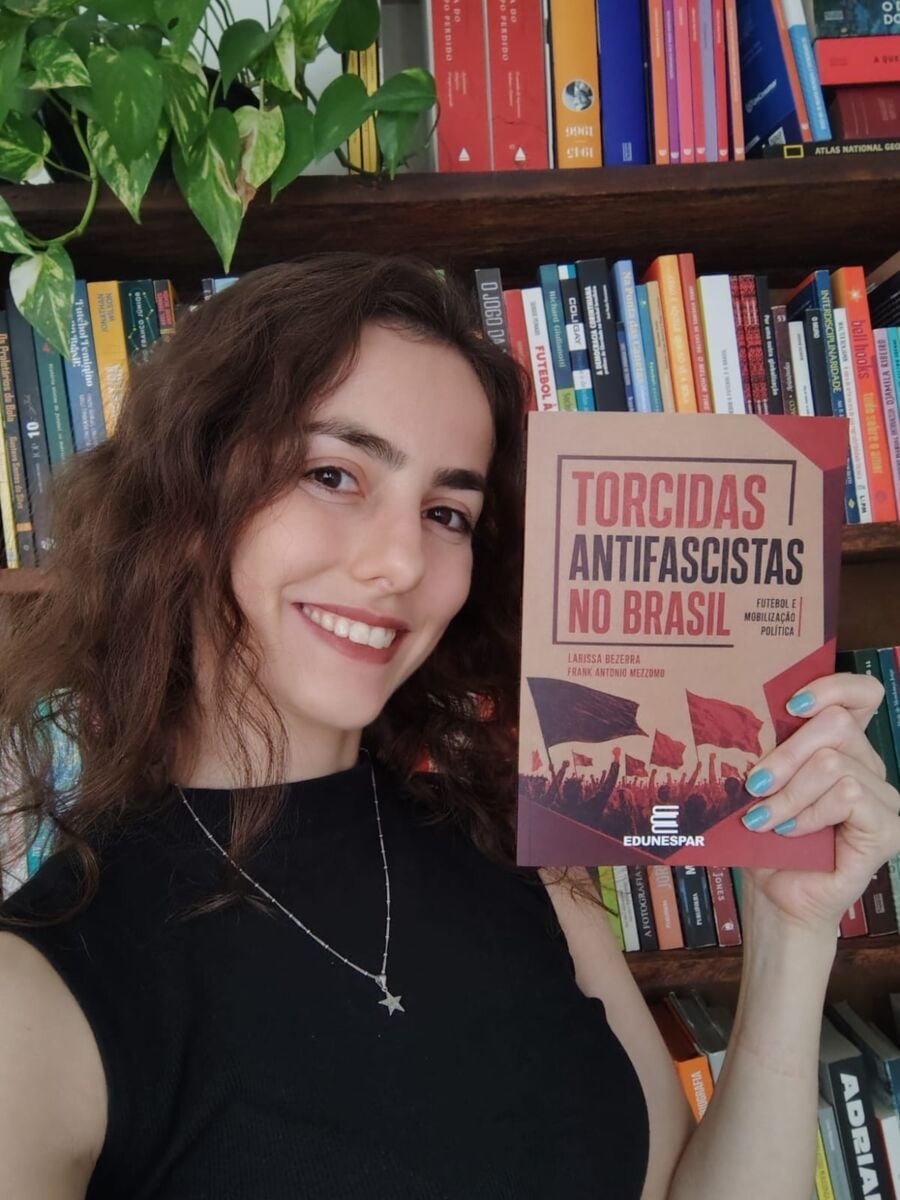 Maringaense transforma pesquisa com 1,4 mil publicações de torcidas antifascistas em livro